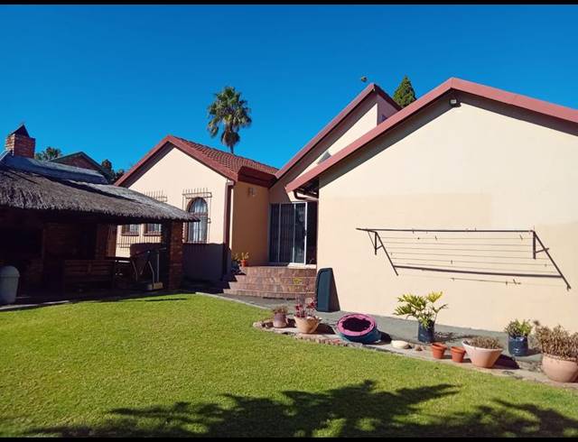 5 BEDROOM HOUSE FOR SALE IN ROOIHUISKRAAL